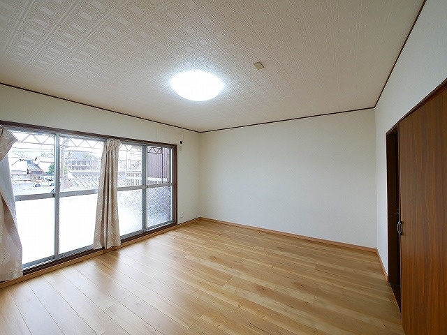 南袋町戸建の洋室|明るい洋室です子供部屋としてもお使いいただけます
