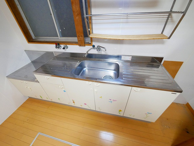 南袋町戸建のキッチン|広々キッチンでお料理が楽しくなりますね