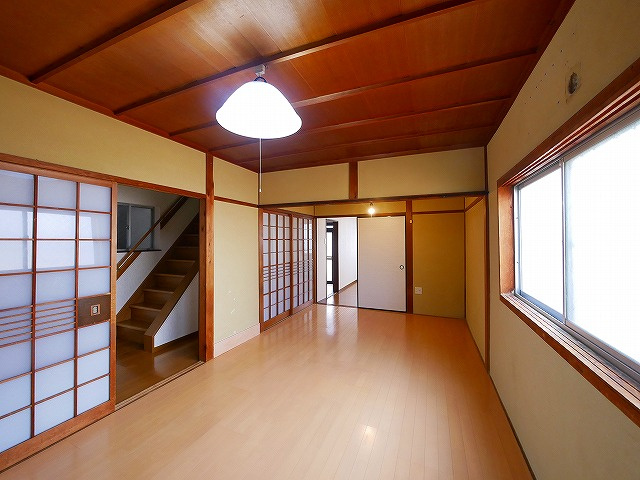 南袋町戸建の洋室|明るい洋室です