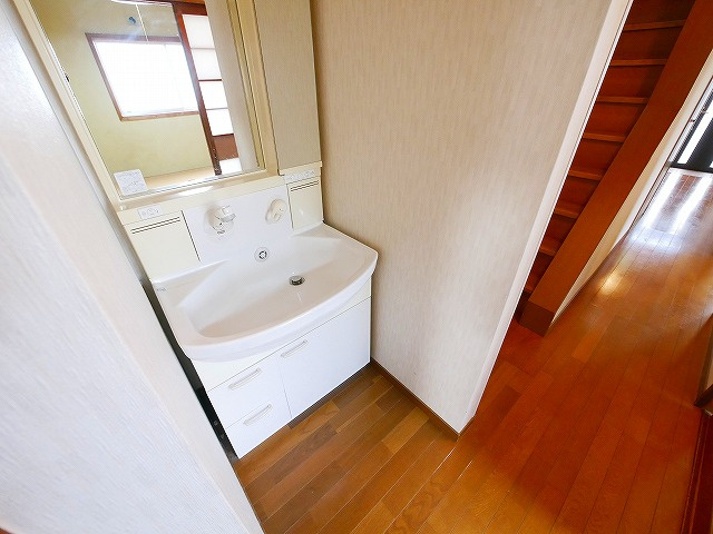 南袋町戸建の独立洗面台|独立洗面台あり、毎朝おしゃれに忙しい女性の方におすすめです