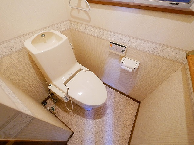 南袋町戸建のトイレ|広々としたトイレです