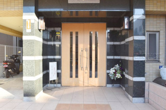 【エントランス】 | オートロックを備えた、マンションのエントランス。やはりセキュリティの観点は欠かすことができません。皆様を“安全”に送り出し、出迎えてくれます。～即日のご見学可能～　お問合せはお気軽にどうぞ。