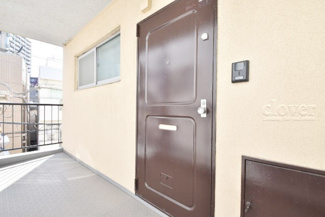 【その他共用部分】 | 皆様をお迎えする、お部屋の玄関ドア。開けやすさや開放角度、ドアノブの操作しやすさや鍵の形状などを、現地で一度ご確認ください。～即日のご見学可能～　お問合せはお気軽にどうぞ。