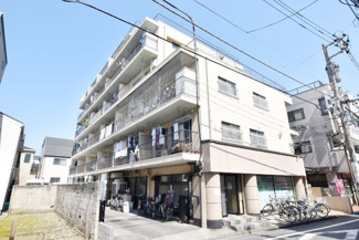 【外観】 | 手入れの行き届いた外壁やエントランスなど、「見ればわかる」レベルで清潔感を保ったマンションです。築年数を感じさせない姿で皆様をお出迎えします。～即日のご見学可能～　お問合せはお気軽にどうぞ。