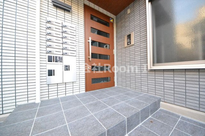 【エントランス】 | トライセラコート | 清潔なエントランスです宅配BOXです