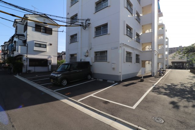 マンション沢良宜A棟の駐車場