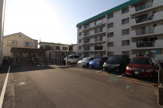 マンション沢良宜A棟のエントランス