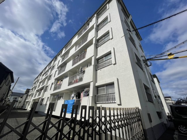マンション沢良宜A棟の外観