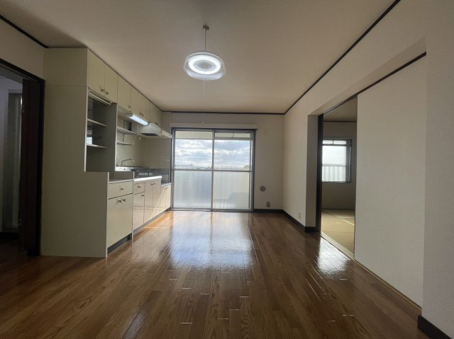 マンション沢良宜A棟の居間・リビング