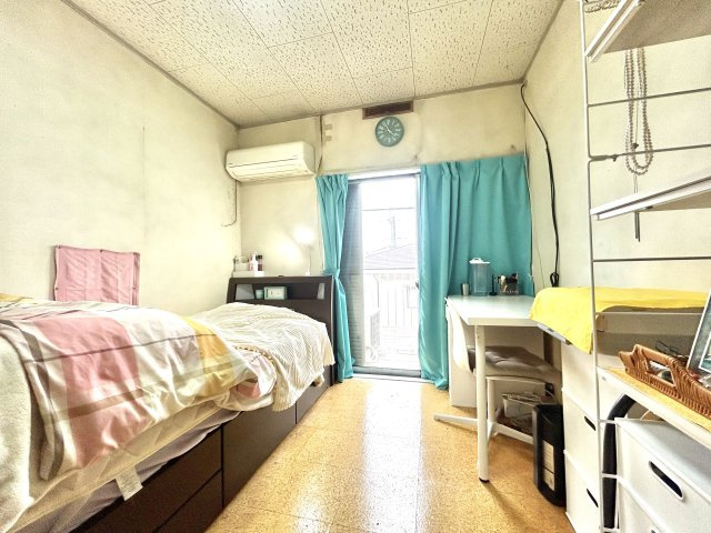 新座市畑中3丁目戸建の洋室|2階6帖洋室はスペースにゆとりがあり、バルコニーへの出入りが可能なお部屋でございます。