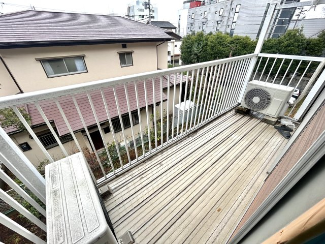 新座市畑中3丁目戸建のバルコニー|2階和、洋室からの出入りが可能なバルコニーでございます。
東、南側から終日の日当りに期待できる位置となっております。