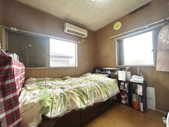 新座市畑中3丁目戸建の洋室|2階北側洋室は北側と東側に開口部、収納有でございます。