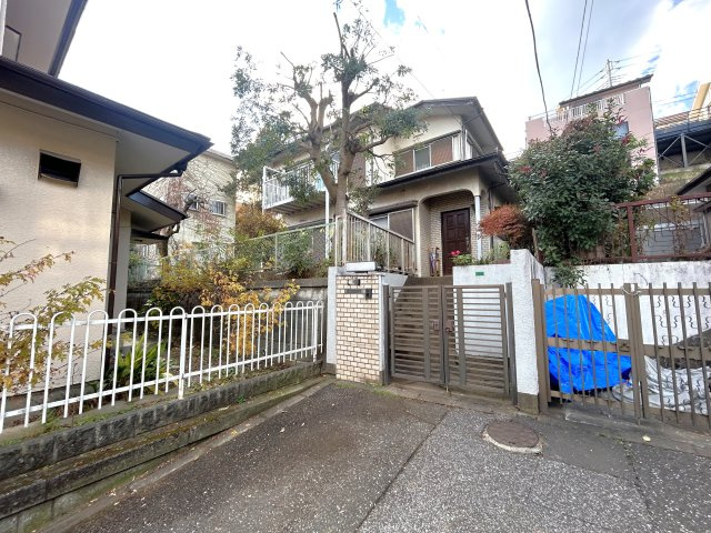 新座市畑中3丁目戸建の外観|門扉、階段アプローチにより、趣きのある佇まいです。