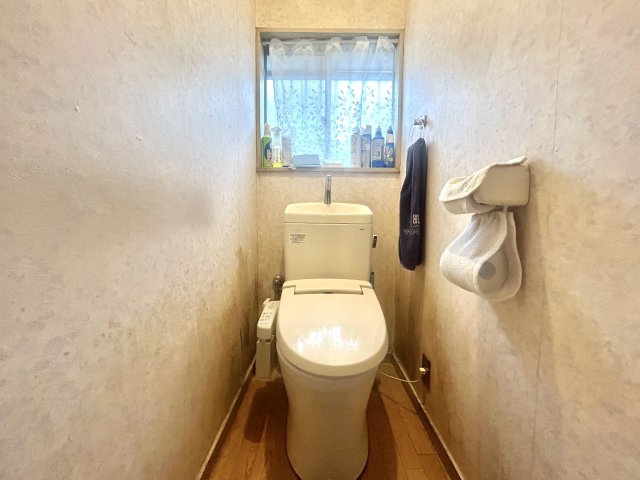 新座市畑中3丁目戸建のトイレ|1階トイレは天井部分の圧迫がなく、ゆとりある空間に設計されております。