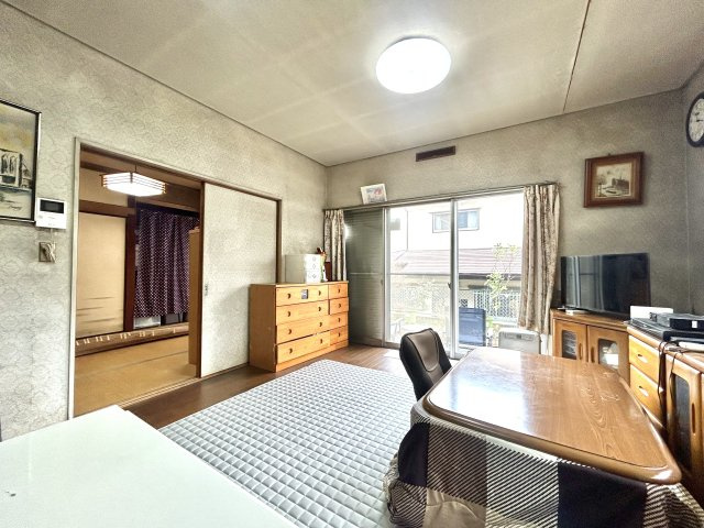 新座市畑中3丁目戸建の居間・リビング|1Fリビング部分でございます。隣接の和室と繋げて広々と活用して頂く事も可能です。