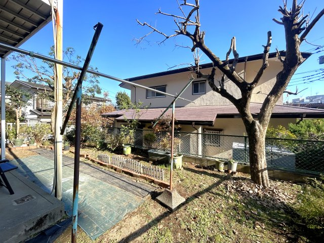 新座市畑中3丁目戸建の庭|リビング前面あたりからの撮影です。前面の敷地とは高低差があり、開放的な印象です。