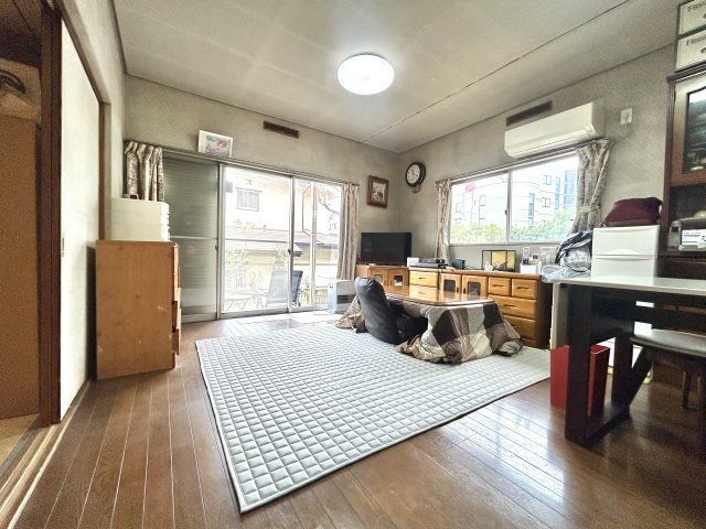 新座市畑中3丁目戸建の居間・リビング|リビングには南側、東側に開口部があり、日当たり良好でございます。