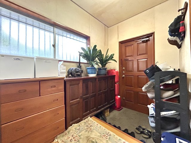 新座市畑中3丁目戸建の玄関|廊下部分を含めひろびろとした設計の玄関部分でございます。