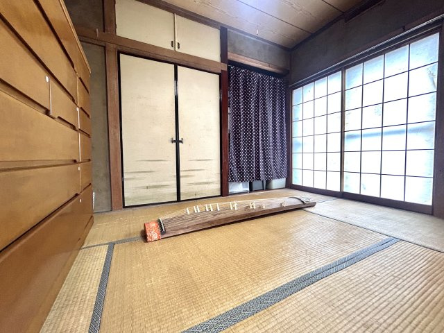 新座市畑中3丁目戸建の和室|リビング隣接の和室は6帖+押入、床の間のある趣きのある佇まいでございます。