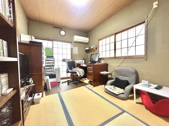 新座市畑中3丁目戸建の和室|2階南東側和室でございます。リビングの上に位置した南・東の2面採光とバルコニー付きとなっております。