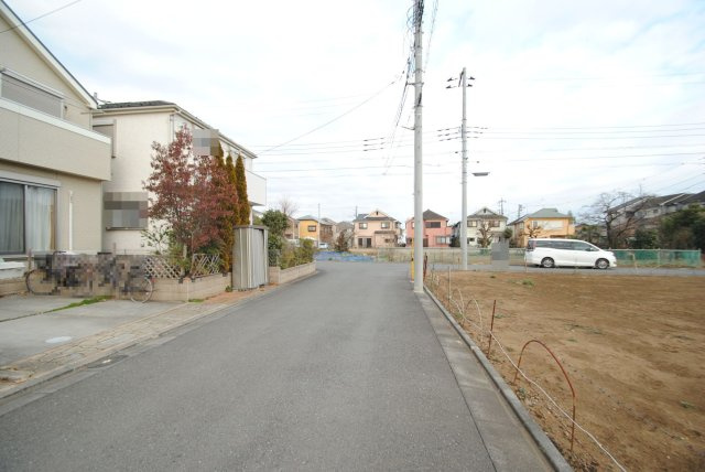 【前面道路含む現地写真】 | 旧開発分譲地内　南道路の明るい室内