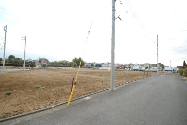 【前面道路含む現地写真】 | 旧開発分譲地内　南道路の明るい室内