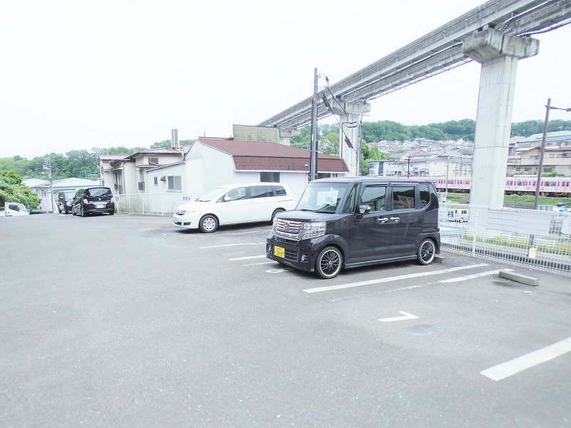 ホワイトレジデンスの駐車場