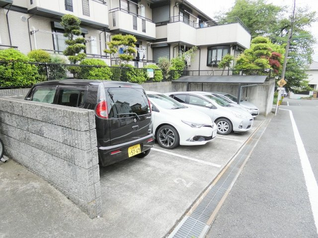 シャトーケニーの駐車場