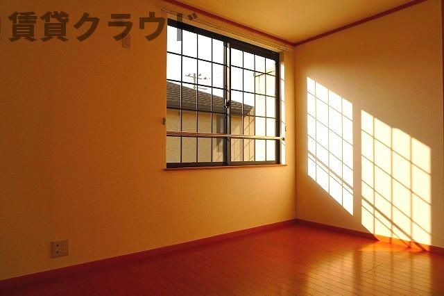 ベルウッドＡの寝室|広くて明るい寝室