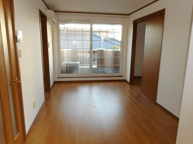 パレ・リヴィエールⅡの居間・リビング|こちらの居間で趣味の時間をお楽しみください