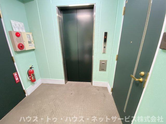 アンプルールフェールスリーズの玄関