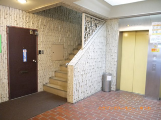 【その他共用部分】 | エントランス内部も、総タイル張りで大変モダンです。