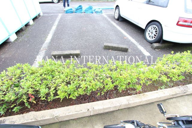 レオパレスリバーサイド染地の駐車場