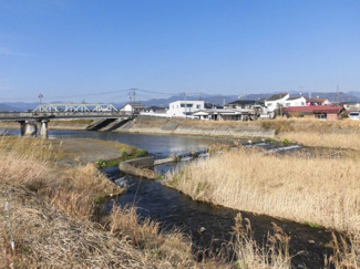 【周辺】 | 前面道路の東側に流れる狩川です