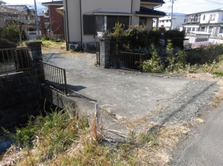 【前面道路含む現地写真】 | 東側、前面道路からのアプローチ部分です