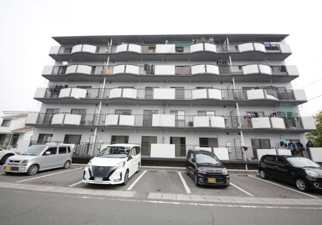 サンポール幸和の駐車場