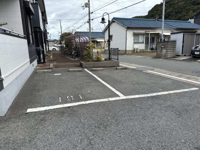 ウォームフロント岡田の駐車場