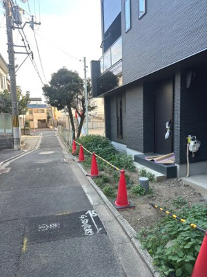 【前面道路含む現地写真】 | 花園巽南町　新築戸建 | スーパーやコンビニ、薬局など周辺施設充実しています♪