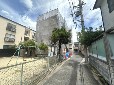 【前面道路含む現地写真】 | 花園巽南町　新築戸建 | 閑静な住宅地で、周辺は車通りも少なく安心です♪