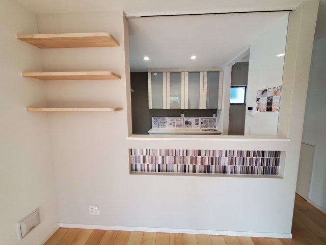 【キッチン】 | 高井戸西2丁目　新築戸建　B号棟 | 駅徒歩６分の制震ダンパー搭載住宅♪♪道路を挟んで向かい側には生産緑地が広がり、解放感に恵まれた立地環境！一階リビング、水廻りワンフロア集約設計の新築戸建、完成済です♪