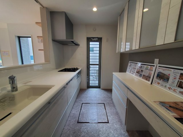 【キッチン】 | 高井戸西2丁目　新築戸建　B号棟 | 駅徒歩６分の制震ダンパー搭載住宅♪♪道路を挟んで向かい側には生産緑地が広がり、解放感に恵まれた立地環境！一階リビング、水廻りワンフロア集約設計の新築戸建、完成済です♪