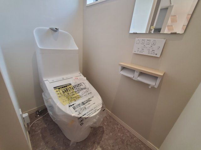 【トイレ】 | 高井戸西2丁目　新築戸建　B号棟 | 駅徒歩６分の制震ダンパー搭載住宅♪♪道路を挟んで向かい側には生産緑地が広がり、解放感に恵まれた立地環境！一階リビング、水廻りワンフロア集約設計の新築戸建、完成済です♪