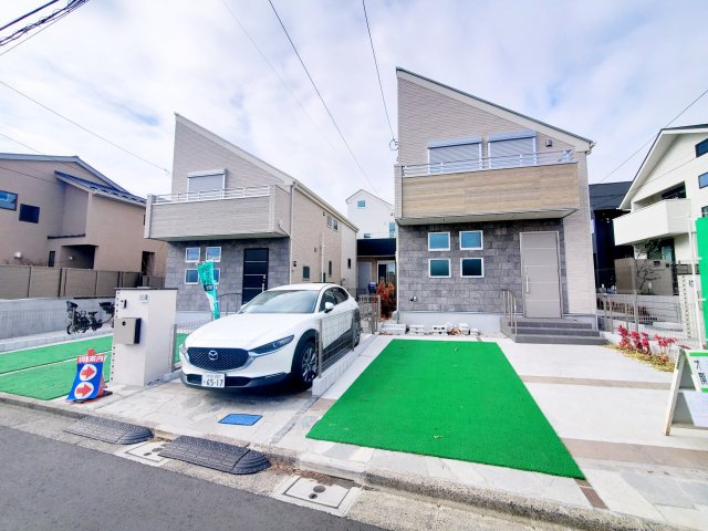 【前面道路含む現地写真】 | 高井戸西2丁目　新築戸建　B号棟 | 駅徒歩６分の制震ダンパー搭載住宅♪♪道路を挟んで向かい側には生産緑地が広がり、解放感に恵まれた立地環境！一階リビング、水廻りワンフロア集約設計の新築戸建、完成済です♪