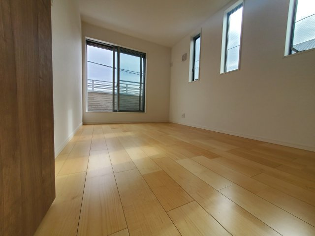 【洋室】 | 高井戸西2丁目　新築戸建　B号棟 | 駅徒歩６分の制震ダンパー搭載住宅♪♪道路を挟んで向かい側には生産緑地が広がり、解放感に恵まれた立地環境！一階リビング、水廻りワンフロア集約設計の新築戸建、完成済です♪