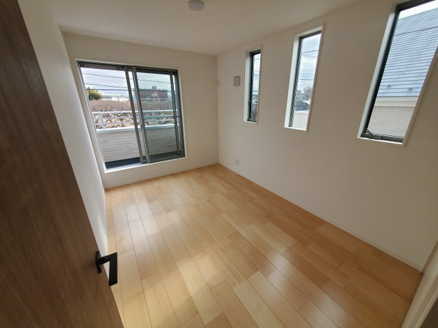 【洋室】 | 高井戸西2丁目　新築戸建　B号棟 | 駅徒歩６分の制震ダンパー搭載住宅♪♪道路を挟んで向かい側には生産緑地が広がり、解放感に恵まれた立地環境！一階リビング、水廻りワンフロア集約設計の新築戸建、完成済です♪