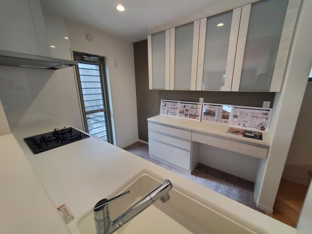 【キッチン】 | 高井戸西2丁目　新築戸建　B号棟 | 駅徒歩６分の制震ダンパー搭載住宅♪♪道路を挟んで向かい側には生産緑地が広がり、解放感に恵まれた立地環境！一階リビング、水廻りワンフロア集約設計の新築戸建、完成済です♪