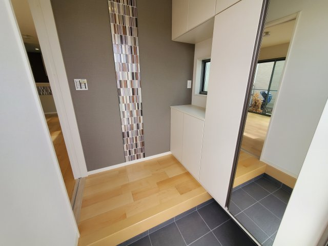 【玄関】 | 高井戸西2丁目　新築戸建　B号棟 | 駅徒歩６分の制震ダンパー搭載住宅♪♪道路を挟んで向かい側には生産緑地が広がり、解放感に恵まれた立地環境！一階リビング、水廻りワンフロア集約設計の新築戸建、完成済です♪