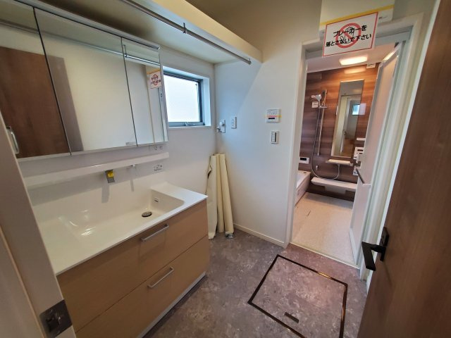 【独立洗面台】 | 高井戸西2丁目　新築戸建　B号棟 | 駅徒歩６分の制震ダンパー搭載住宅♪♪道路を挟んで向かい側には生産緑地が広がり、解放感に恵まれた立地環境！一階リビング、水廻りワンフロア集約設計の新築戸建、完成済です♪