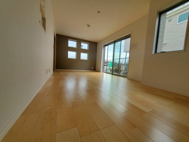 【居間・リビング】 | 高井戸西2丁目　新築戸建　B号棟 | 駅徒歩６分の制震ダンパー搭載住宅♪♪道路を挟んで向かい側には生産緑地が広がり、解放感に恵まれた立地環境！一階リビング、水廻りワンフロア集約設計の新築戸建、完成済です♪