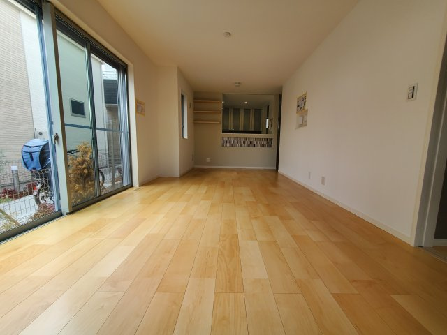 【居間・リビング】 | 高井戸西2丁目　新築戸建　B号棟 | 駅徒歩６分の制震ダンパー搭載住宅♪♪道路を挟んで向かい側には生産緑地が広がり、解放感に恵まれた立地環境！一階リビング、水廻りワンフロア集約設計の新築戸建、完成済です♪